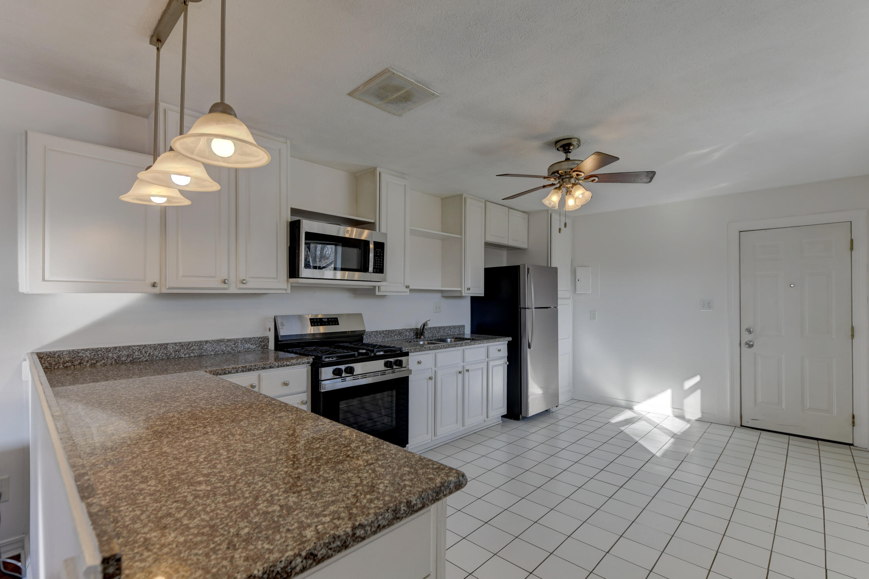 8022 Sycamore Avenue Highland, IN 46322 - Photo 6 of 18 3000x2000