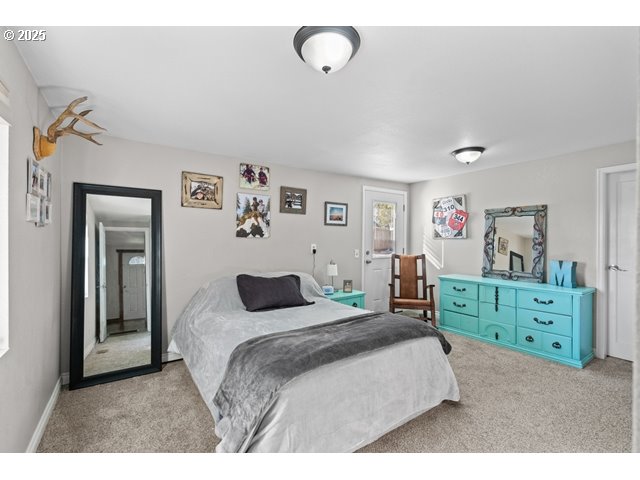 33968 East Loop Road Stanfield, OR 97875 - Photo 14 of 48 a bedroom with a bed and cabinets