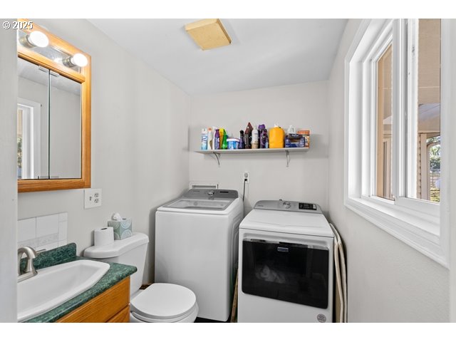33968 East Loop Road Stanfield, OR 97875 - Photo 16 of 48 a bathroom with a sink a toilet and a vanity