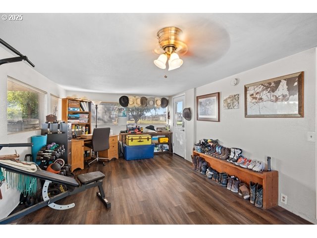 33968 East Loop Road Stanfield, OR 97875 - Photo 19 of 48 a living room with furniture