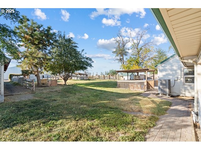 33968 East Loop Road Stanfield, OR 97875 - Photo 22 of 48 a view of yard with tree in the background