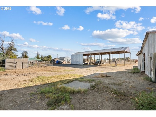 33968 East Loop Road Stanfield, OR 97875 - Photo 24 of 48 a view of an ocean & house
