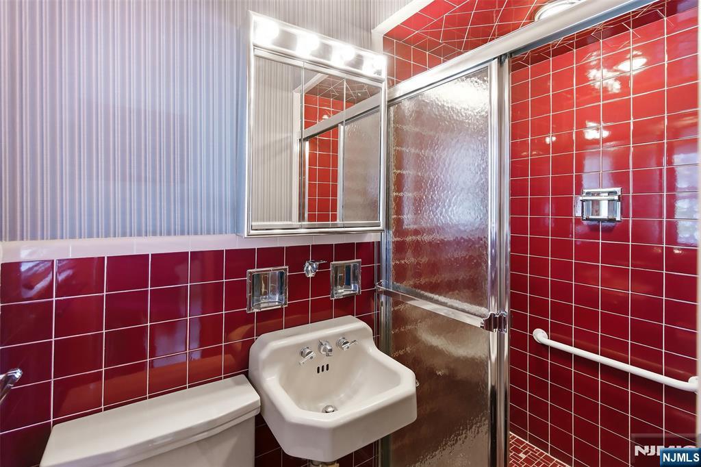 169 Hamilton Road Teaneck, NJ 07666 - Photo 15 of 27