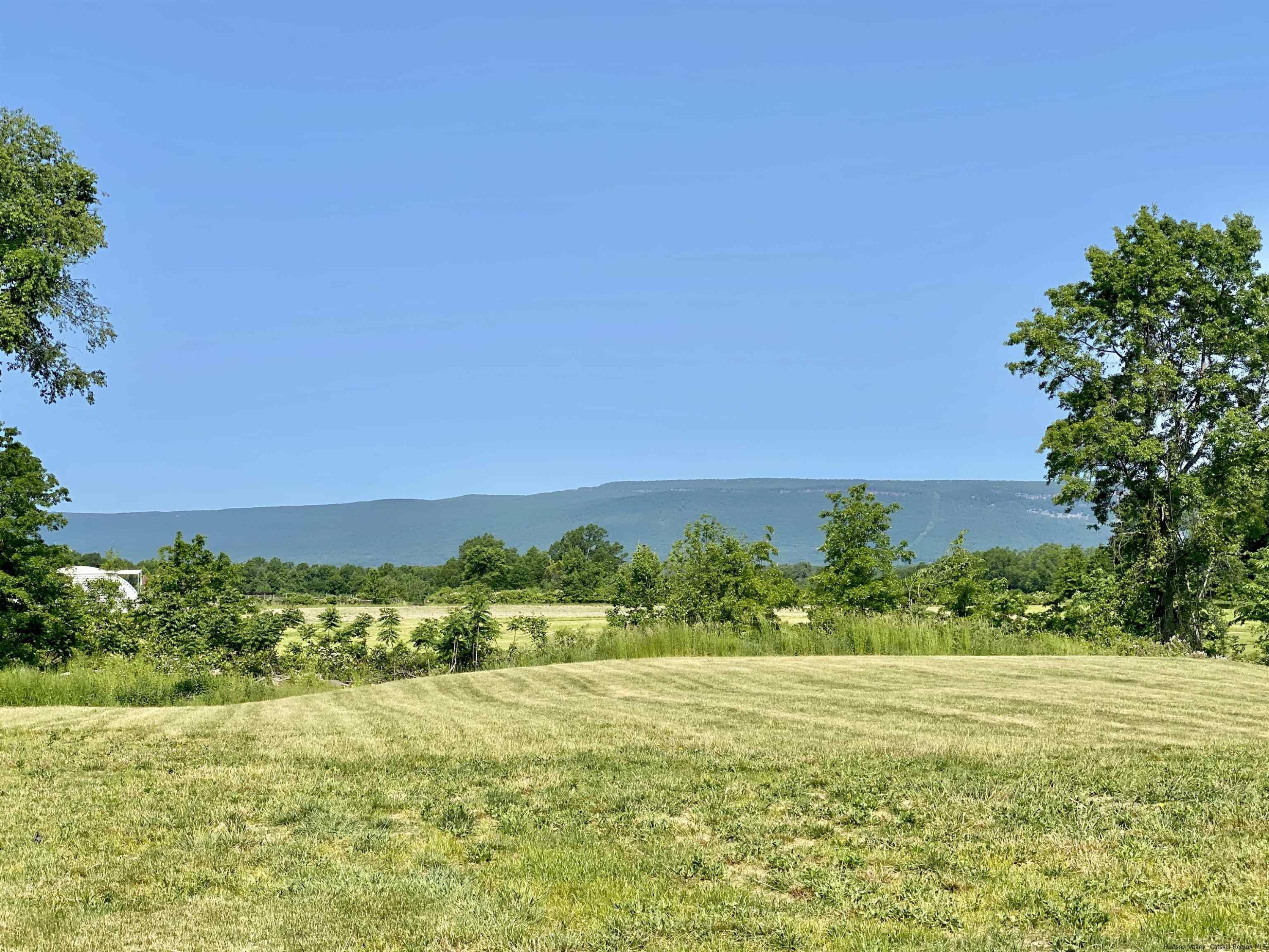 29 Millbrook Road Gardiner, NY 12589 - Photo 3 of 34 a view of an ocean and a city