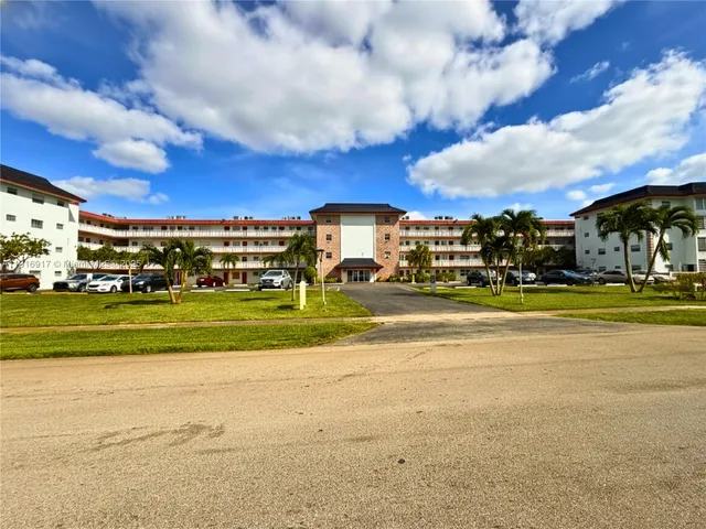 a view of a fountain in front of a building