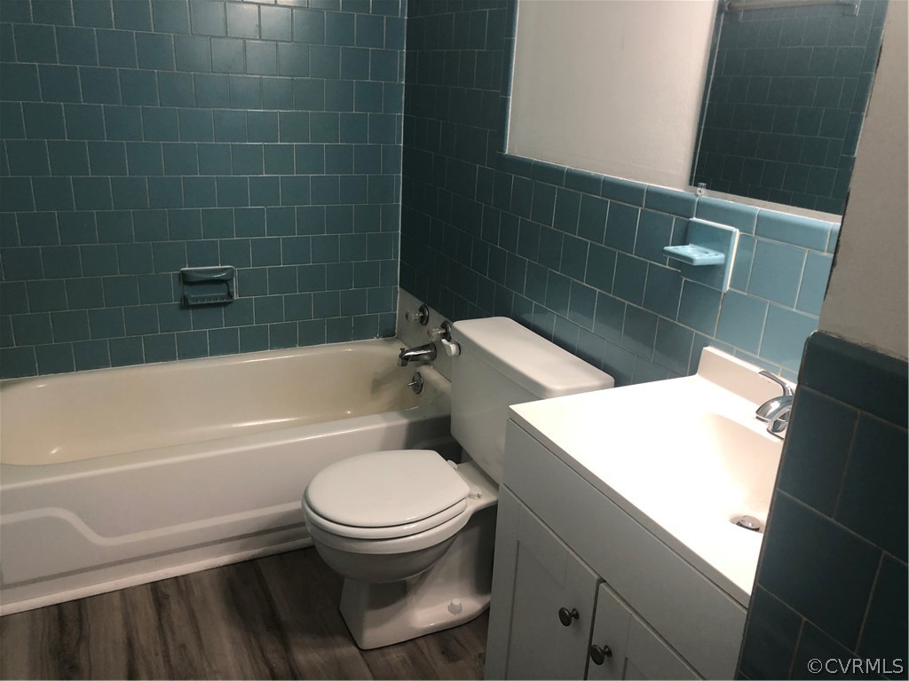 1813 Little Deer Road Alberta, VA 23821 - Photo 11 of 27 a bathroom with a toilet and a bathtub
