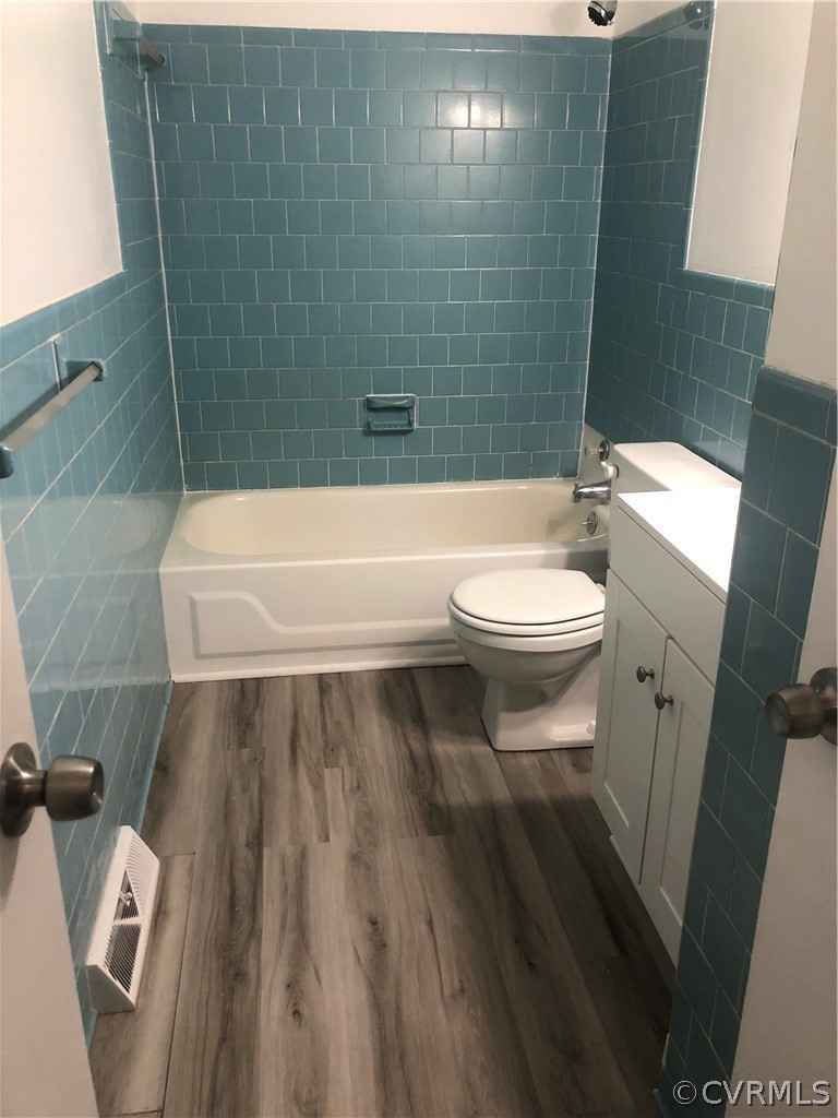 1813 Little Deer Road Alberta, VA 23821 - Photo 13 of 27 a bathroom with a toilet and a bathtub