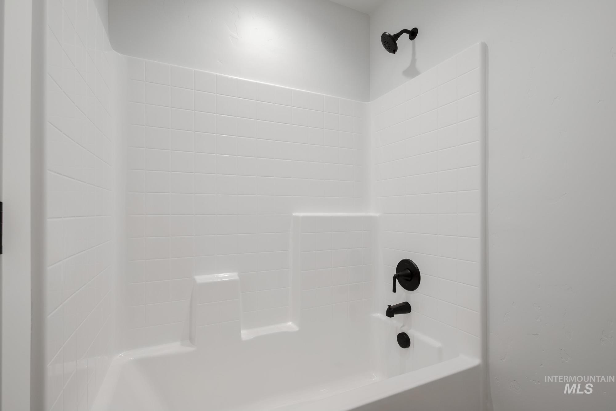 2135 South Border Way Meridian, ID 83642 - Photo 18 of 24 Full bathroom with tub / shower combination
