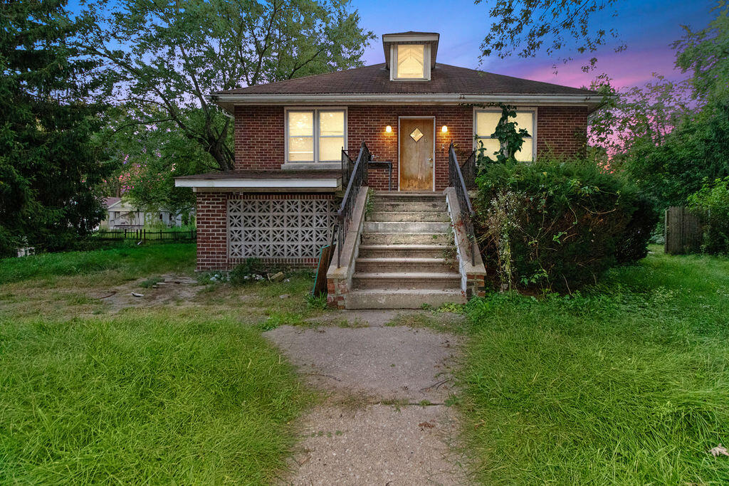 a view of a house with a yard
