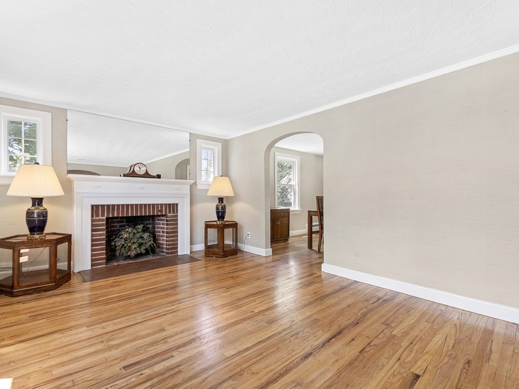 34 Bowker Road Waltham, MA 02453 - Photo 4 of 38 Gallery Image 4
