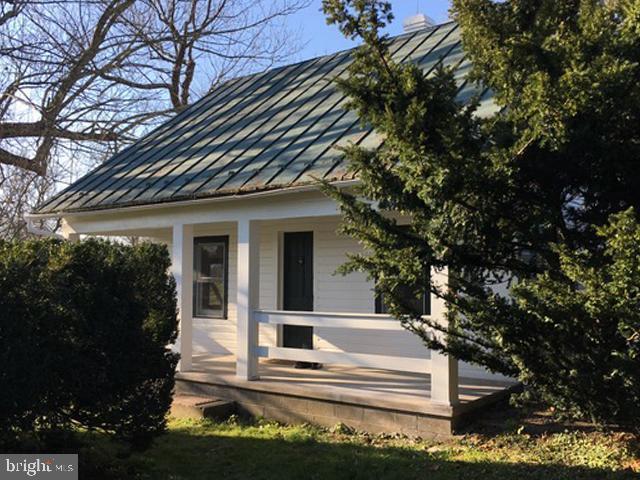 21909 Foxcroft Road Middleburg, VA 20117 - Photo 2 of 11 Charming front porch on pastoral setting