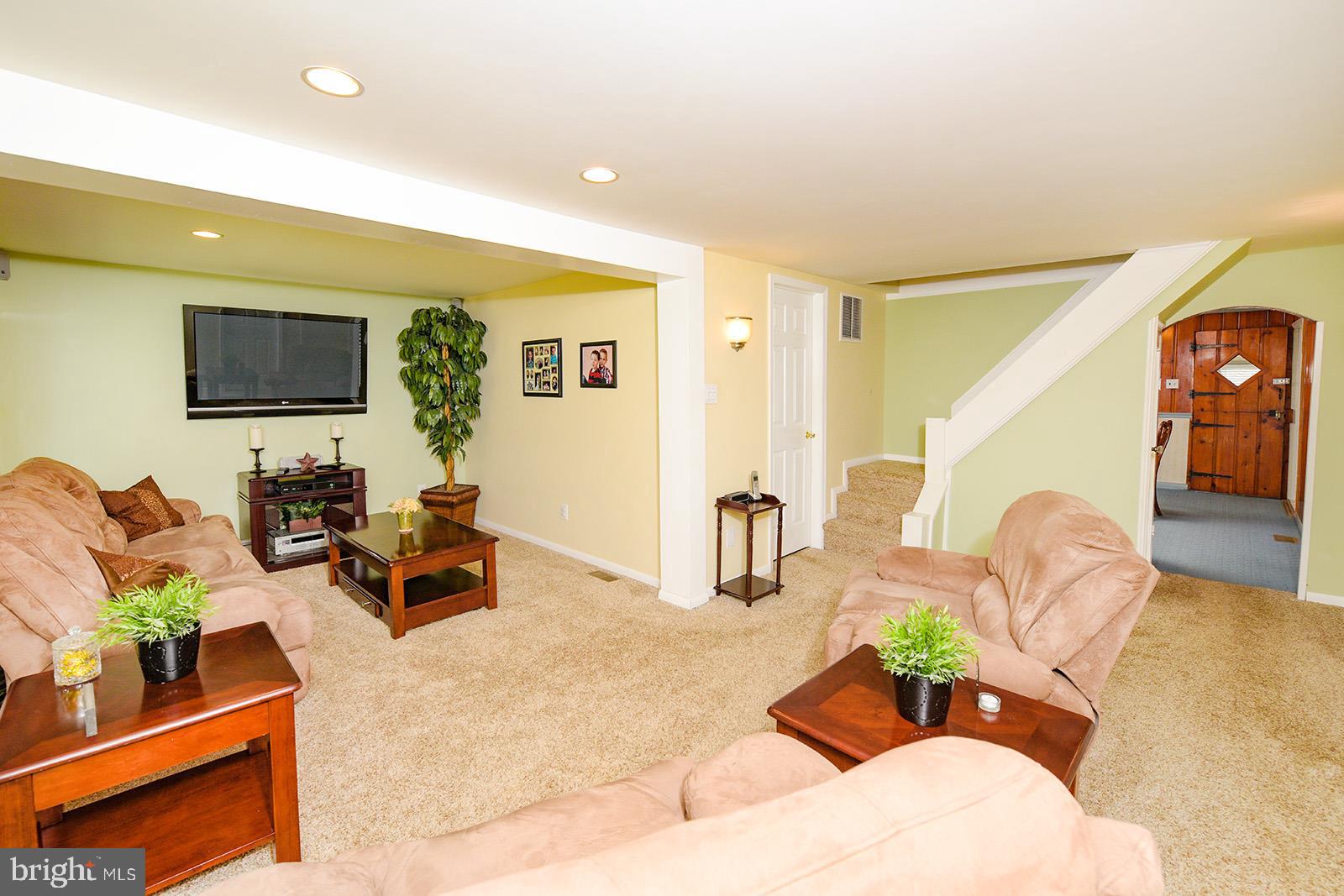 508 Berlin Road Clementon, NJ 08021 - Photo 3 of 27 Living Room