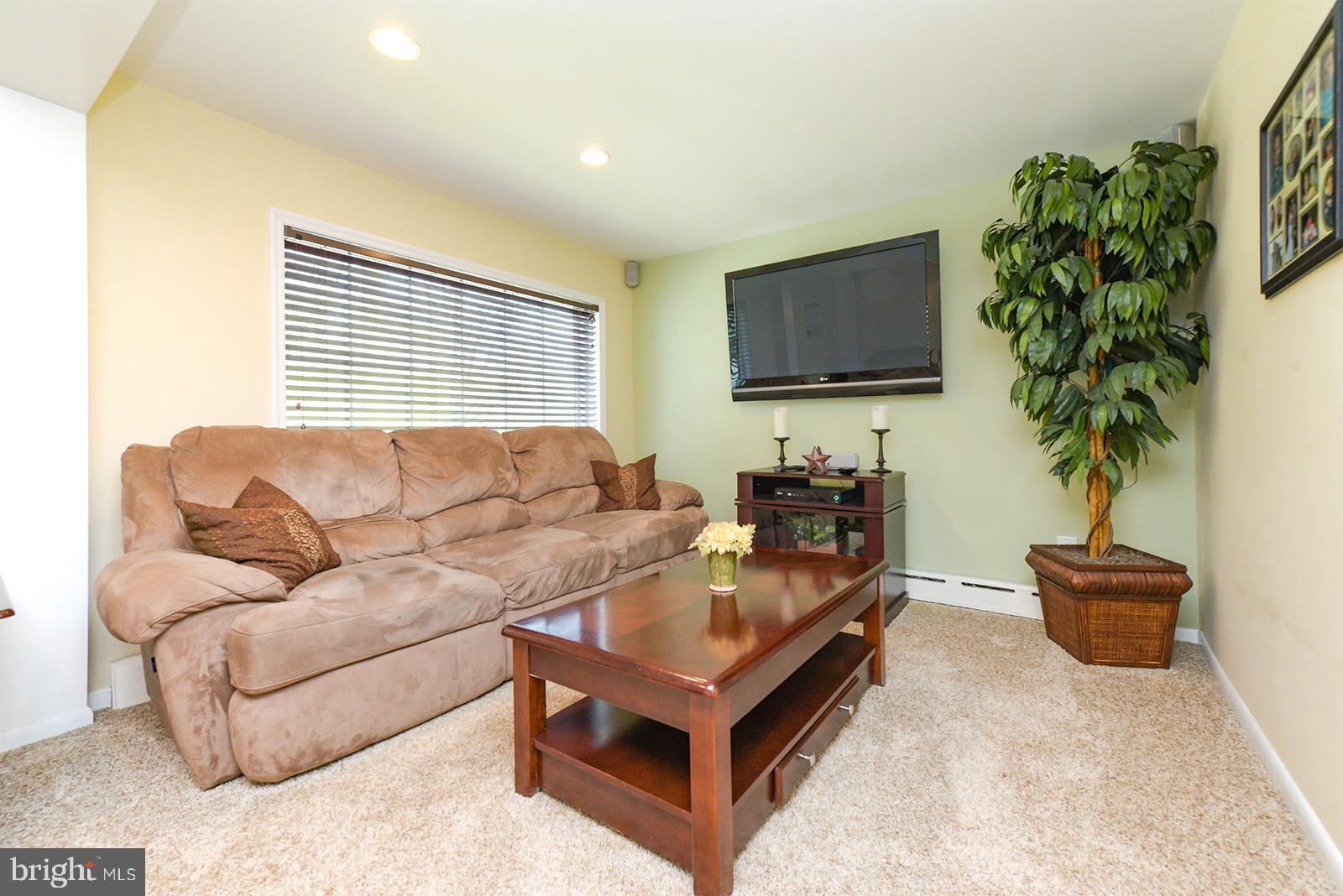 508 Berlin Road Clementon, NJ 08021 - Photo 4 of 27 Living Room