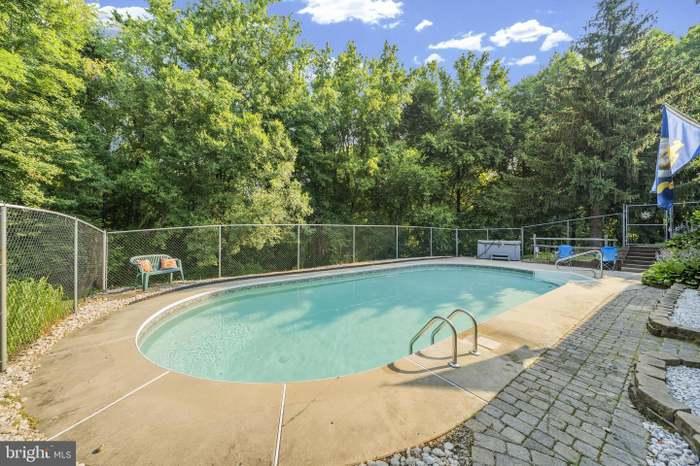 13100 Croom Road Upper Marlboro, MD 20772 - Photo 32 of 34 a view of a swimming pool with a sitting area