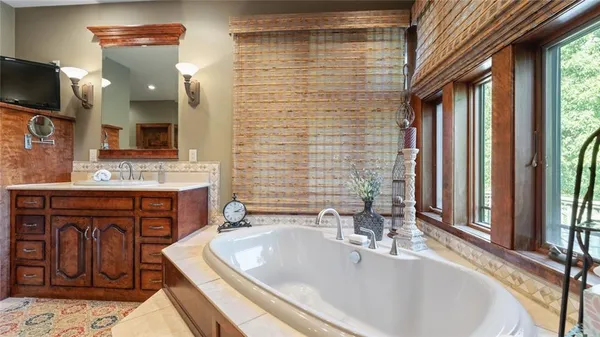 $989,000 | 146 Country Club Drive, Nevada, MO 64772