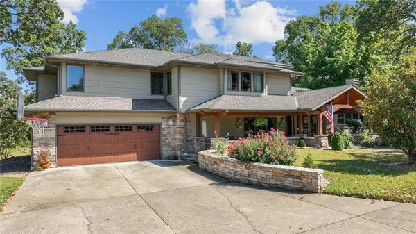 $989,000 | 146 Country Club Drive, Nevada, MO 64772