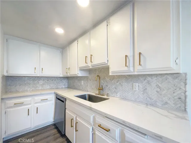 $428,000 | 14735 Victory, Van Nuys, CA 91411