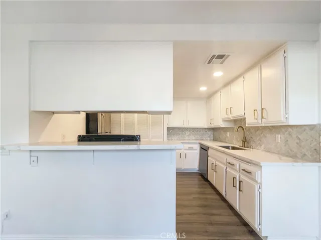 $428,000 | 14735 Victory, Van Nuys, CA 91411