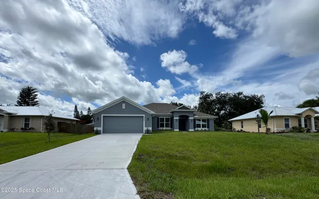 $428,900 | 832 Majestic Avenue, Sebastian, FL 32958