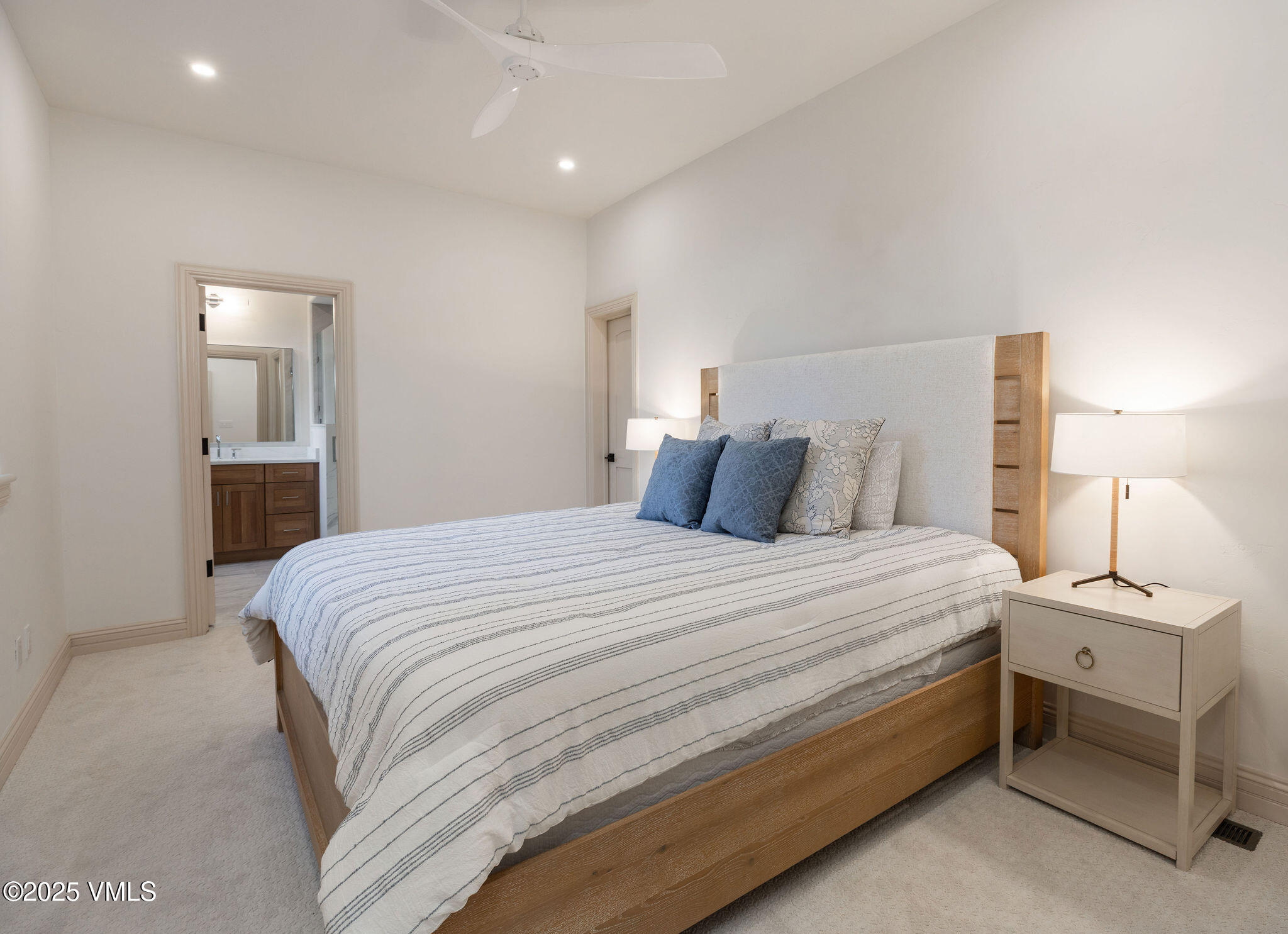 230 Castle Peak Gate, Unit B Edwards, CO 81632 - Photo 10 of 12 a bedroom with a bed and a lamp