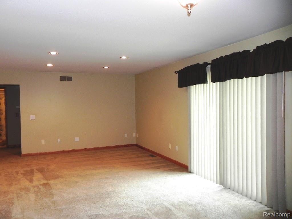 3121 Smugglers Ridge Walled Lake, MI 48390 - Photo 14 of 44 13Great room.JPG
