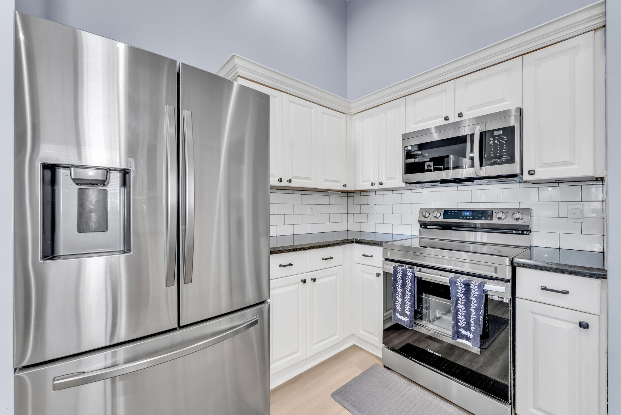 10811 Fox Glen Drive Boca Raton, FL 33428 - Photo 10 of 31 110811_Kit-New Staineless Appliances