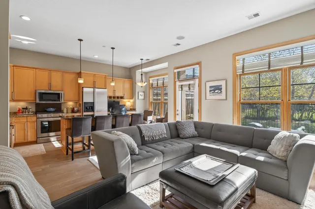 $549,000 | 712 Linden Street, Mendota Heights, MN 55118