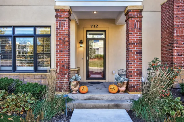 $549,000 | 712 Linden Street, Mendota Heights, MN 55118