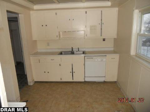 21312 Wick Road Taylor, MI 48180 - Photo 14 of 15 20025990-13.JPG