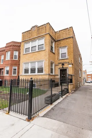 $2,040 | 4014 West Nelson Street, Unit 1, Chicago, IL 60641