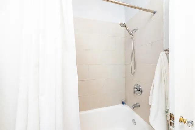 $2,040 | 4014 West Nelson Street, Unit 1, Chicago, IL 60641