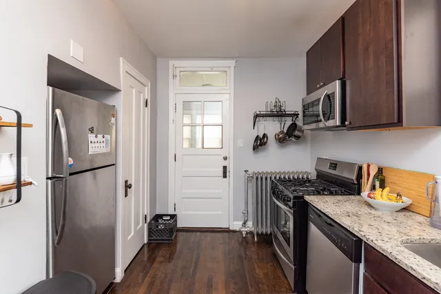 $2,040 | 4014 West Nelson Street, Unit 1, Chicago, IL 60641