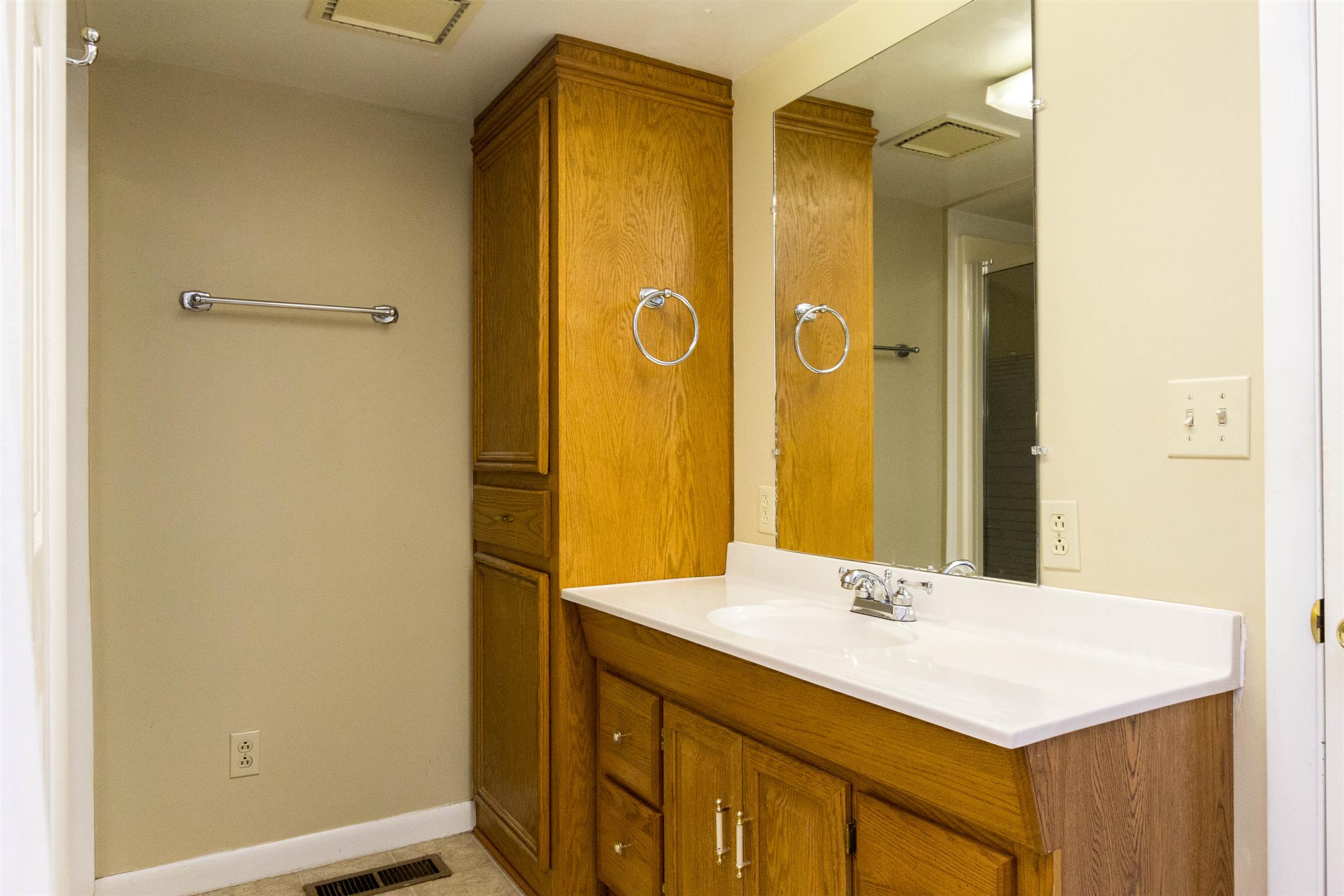706 East Campbell Road Madison, TN 37115 - Photo 16 of 25 Bath with Linen cabinet as well