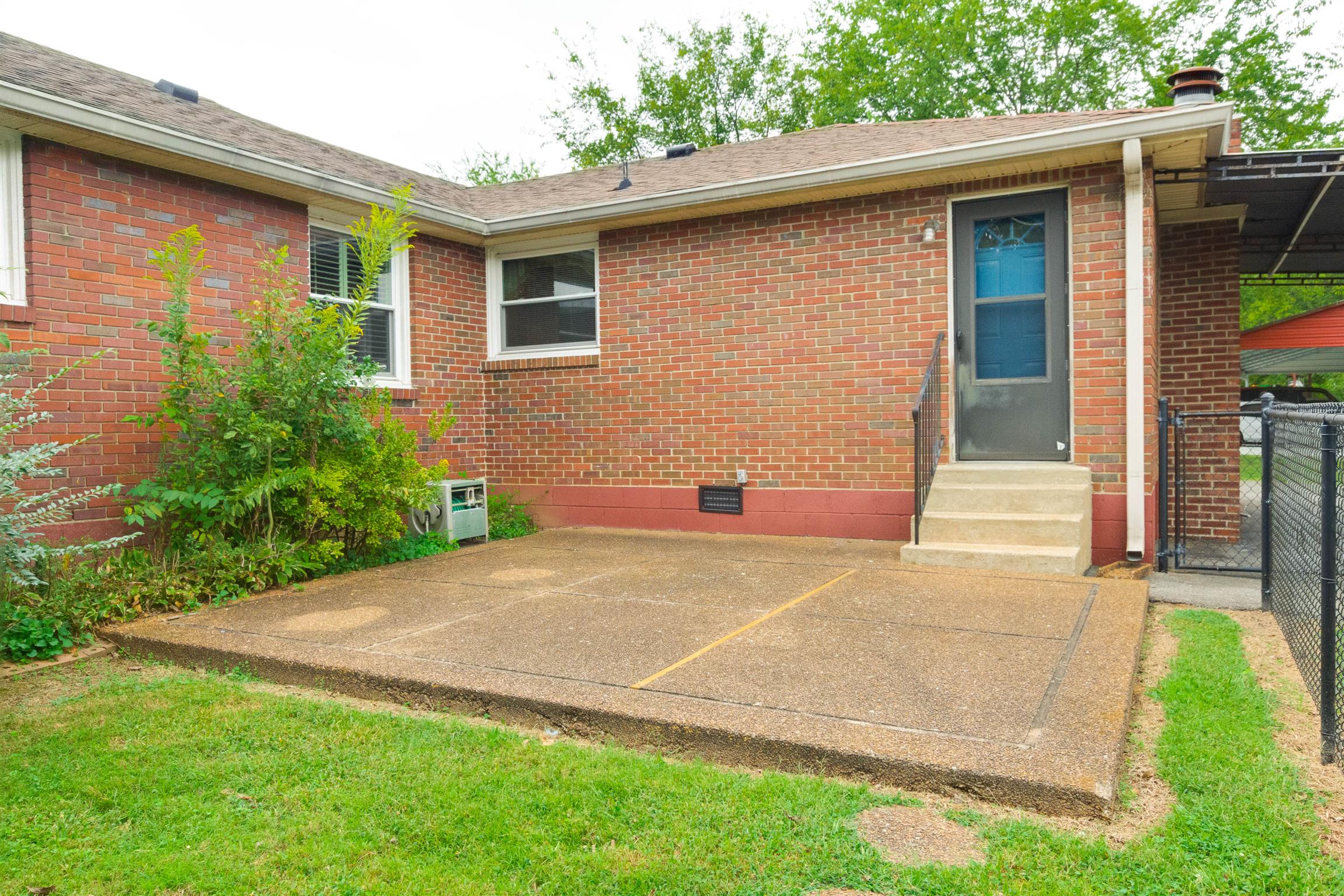 706 East Campbell Road Madison, TN 37115 - Photo 18 of 25 Lots of privacy when you have dinner on the outdoor patio.