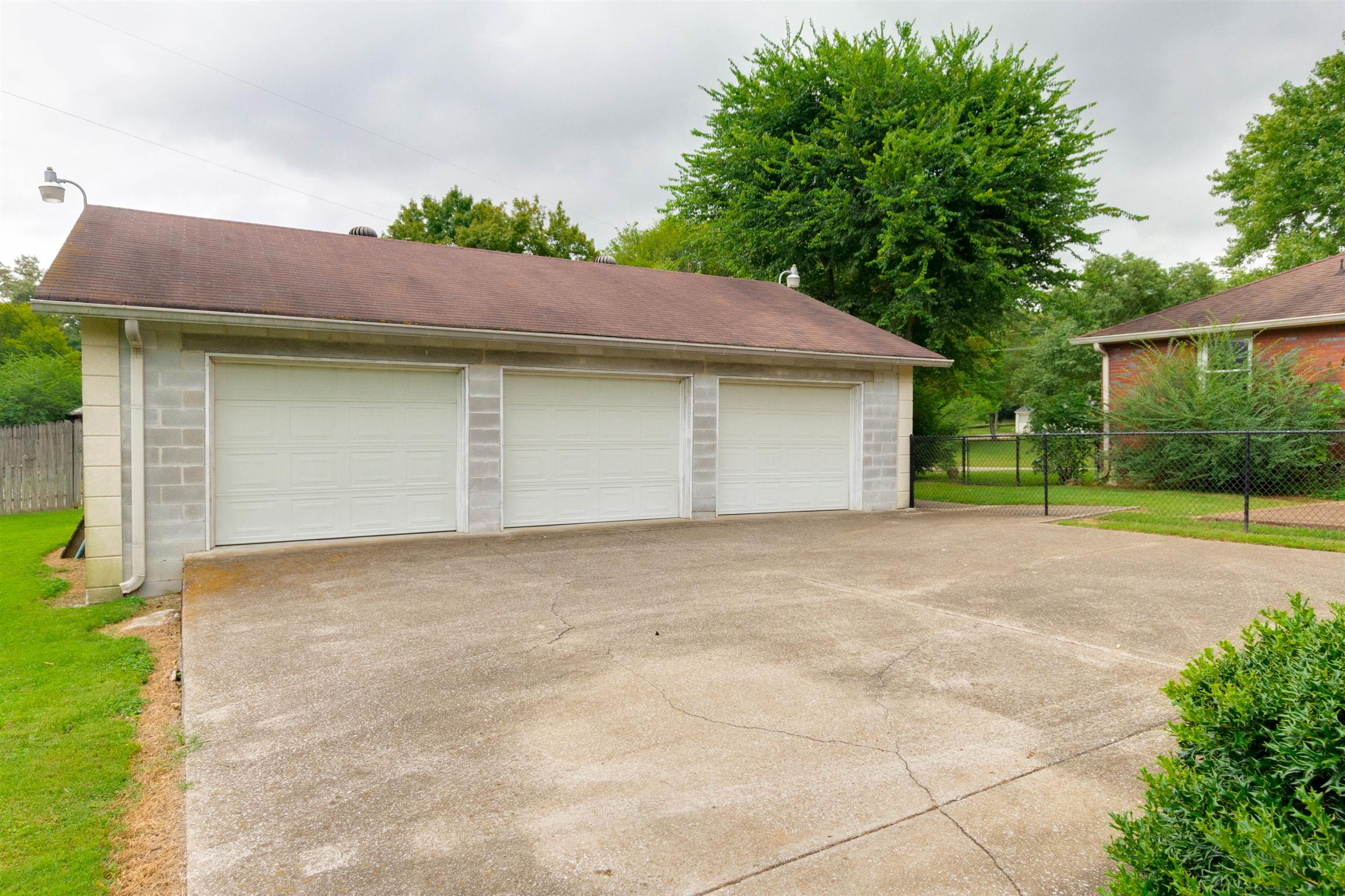 706 East Campbell Road Madison, TN 37115 - Photo 23 of 25 Lots of parking area