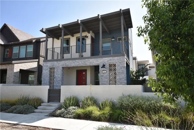 a view of a front of house with a yard