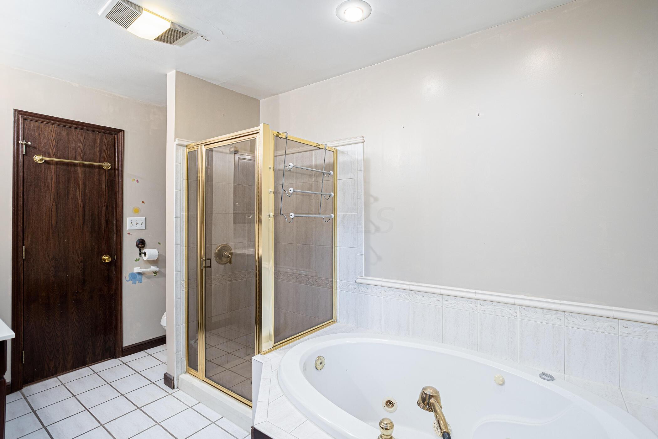 844 Critchfield Road Columbus, OH 43213 - Photo 48 of 67 2nd Floor Bathroom