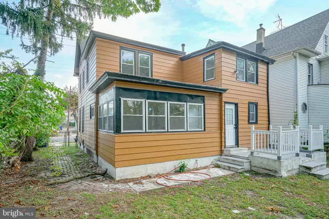 a view of house with a yard