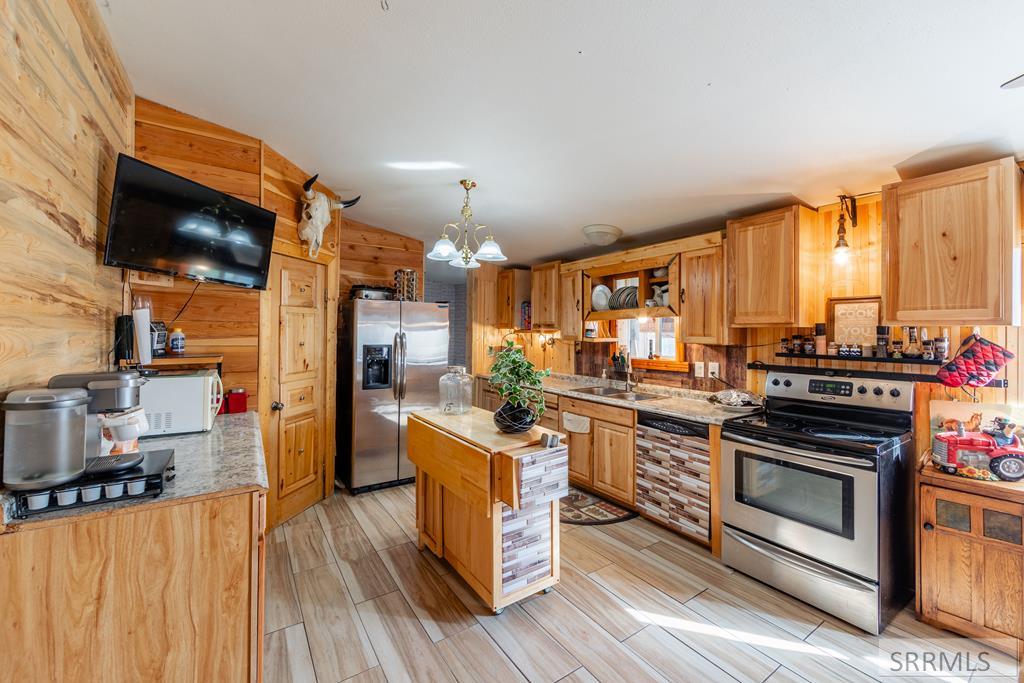 286 North 2300 East St. Anthony, ID 83445 - Photo 10 of 32 Kitchen