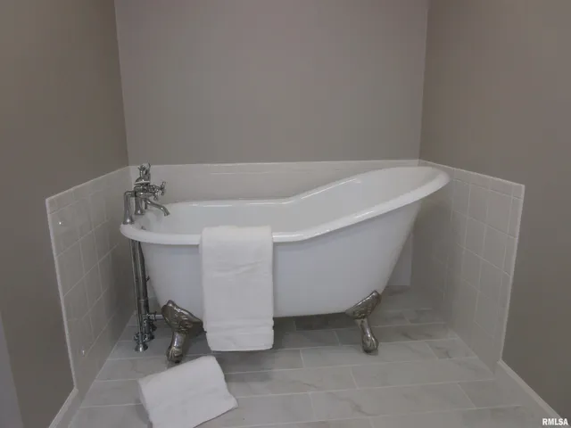 $284,000 | 1253 County Road 800 East, Carmi, IL 62821