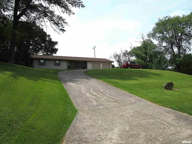 $284,000 | 1253 County Road 800 East, Carmi, IL 62821