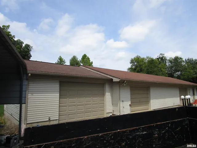 $284,000 | 1253 County Road 800 East, Carmi, IL 62821