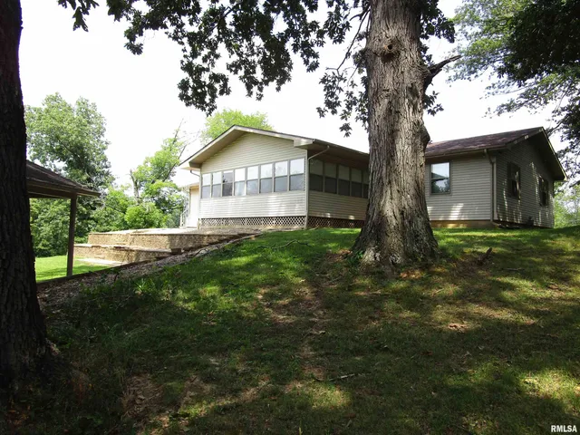 $284,000 | 1253 County Road 800 East, Carmi, IL 62821
