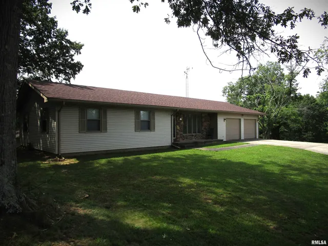 $284,000 | 1253 County Road 800 East, Carmi, IL 62821
