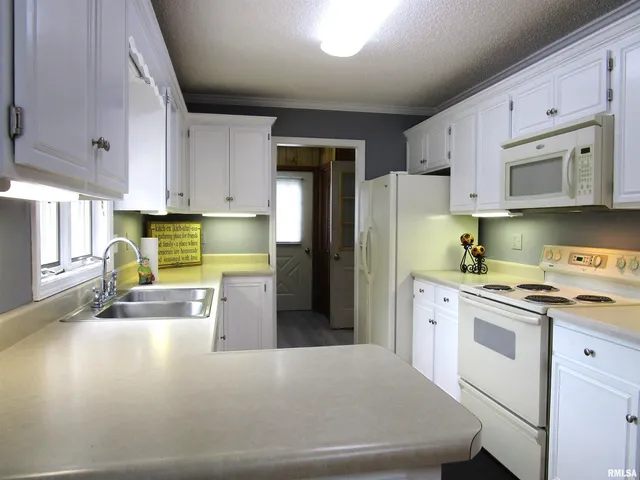 $284,000 | 1253 County Road 800 East, Carmi, IL 62821