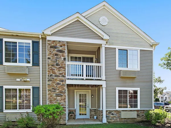 $239,900 | 131 Silverstone Drive, Unit 4, Carpentersville, IL 60110