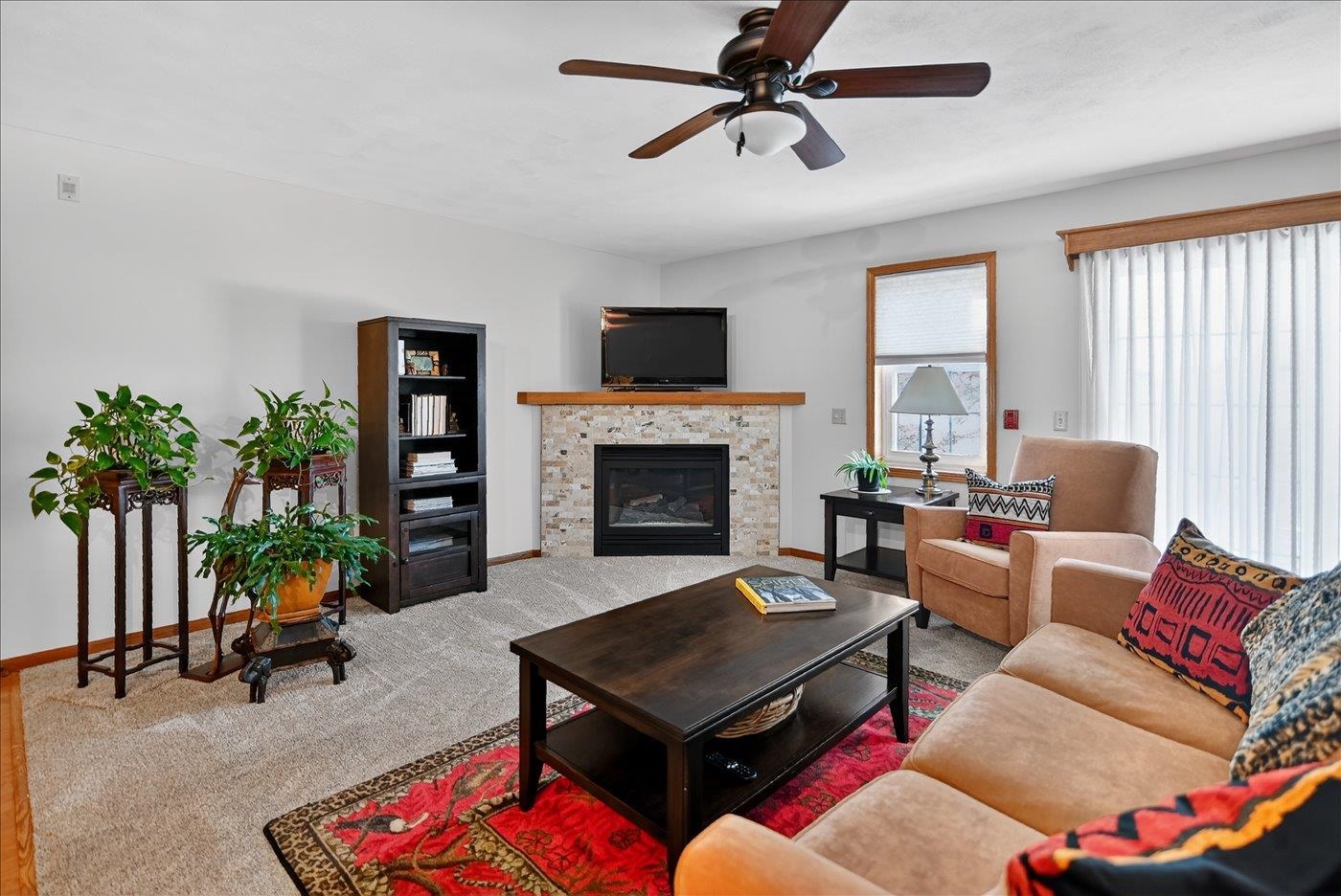 2341 Effingham Way Sun Prairie, WI 53590 - Photo 2 of 27