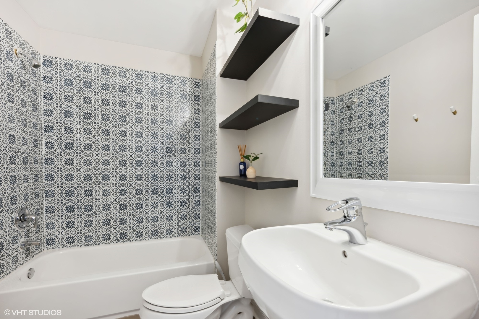 23 North Green Street, Unit 203 Chicago, IL 60607 - Photo 12 of 15 a bathroom with a bathtub and sink