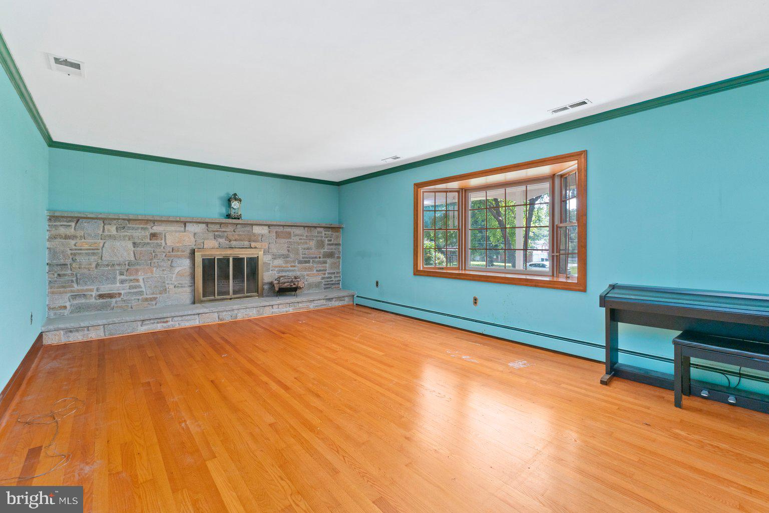 610 Blankner Road Sykesville, MD 21784 - Photo 6 of 28 Living room