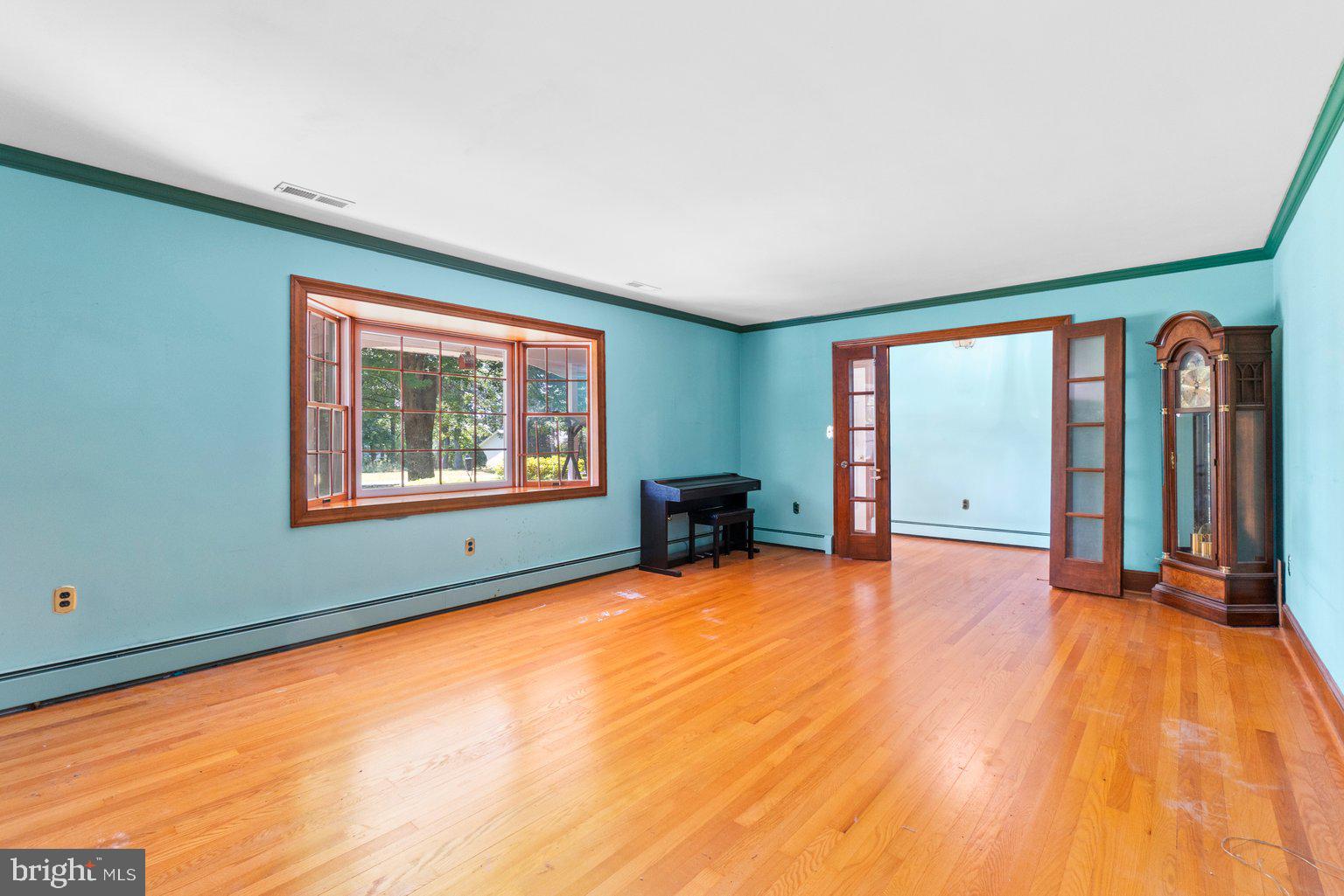 610 Blankner Road Sykesville, MD 21784 - Photo 7 of 28 living room